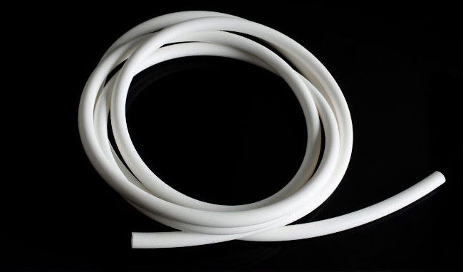 告別選材困惑：嶸牌耐介質硅膠管專業選型方案，為酸、堿、油脂輸送精準護航